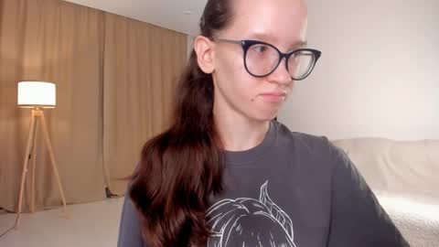 Snapshot of lynettebails chatting on 10/17/25, 04:20 Sara online show from 10/17/25, 04:20