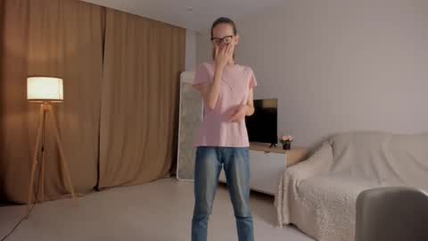 Snapshot of lynettebails chatting on 10/18/25, 04:08 Sara online show from 10/18/25, 04:08