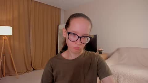 Snapshot of lynettebails chatting on 10/21/25, 04:51 Sara online show from 10/21/25, 04:51