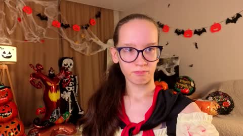 Sara online show from 10/31/25, 04:08