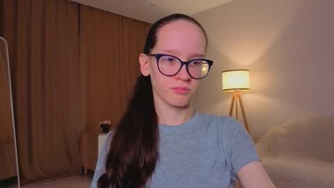 Snapshot of lynettebails chatting on 12/17/25, 04:13 Sara online show from 12/17/25, 04:13