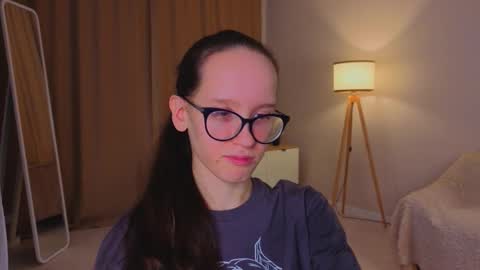Snapshot of lynettebails chatting on 12/20/25, 04:14 Sara online show from 12/20/25, 04:14