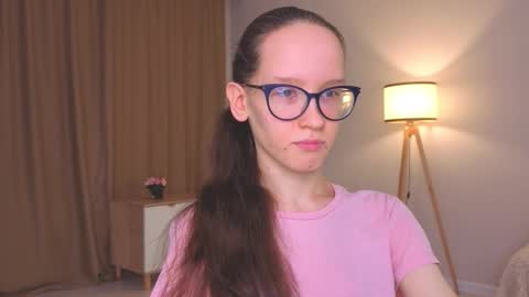 Snapshot of lynettebails chatting on 12/21/25, 04:03 Sara online show from 12/21/25, 04:03