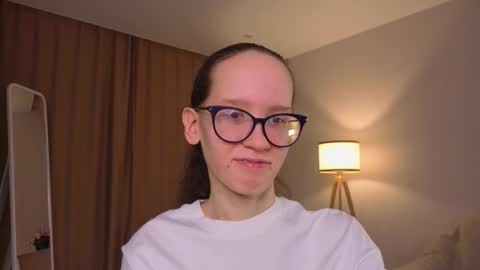 Snapshot of lynettebails chatting on 03/19/26, 04:11 Sara online show from 03/19/26, 04:11
