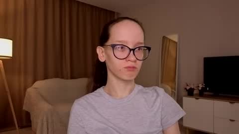 Snapshot of lynettebails chatting on 04/14/26, 04:13 Sara online show from 04/14/26, 04:13