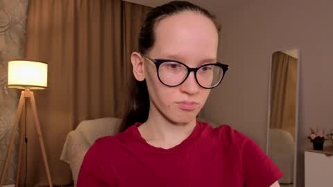 Snapshot of lynettebails chatting on 04/18/26, 04:11 Sara online show from 04/18/26, 04:11