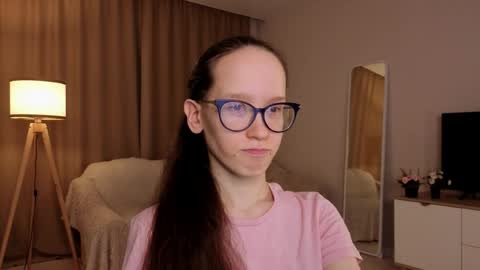 Snapshot of lynettebails chatting on 04/19/26, 04:06 Sara online show from 04/19/26, 04:06