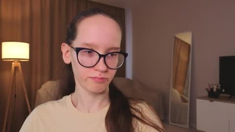 Snapshot of lynettebails chatting on 05/19/26, 04:24 Sara online show from 05/19/26, 04:24