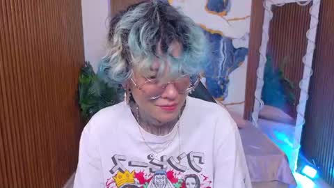lyra_tay online show from 06/10/26, 07:57