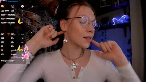 Snapshot of lyra_thenymph chatting on 10/17/25, 10:40 Lyra online show from 10/17/25, 10:40