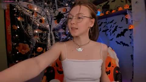 Snapshot of lyra_thenymph chatting on 10/28/25, 10:30 Lyra online show from 10/28/25, 10:30