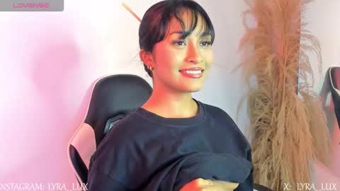 Snapshot of lyralux10 chatting on 11/18/25, 11:15 lyralux10 online show from 11/18/25, 11:15