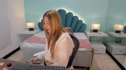 Snapshot of lysayrise chatting on 02/18/25, 01:44 lysayrise online show from 02/18/25, 01:44