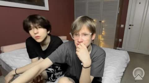 Snapshot of m_s_a_ chatting on 10/27/25, 04:11 Michael and Kai online show from 10/27/25, 04:11