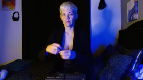 Snapshot of mackenziemoon chatting on 11/15/25, 03:59 Noah Askew online show from 11/15/25, 03:59