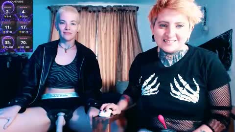 Snapshot of mackenziemoon chatting on 11/24/25, 12:05 Noah Askew online show from 11/24/25, 12:05