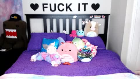 Mackenzie Wolfe online show from 10/11/25, 04:01