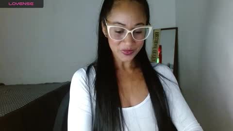 Snapshot of madam_klauss chatting on 02/09/25, 09:28 EMILY online show from 02/09/25, 09:28