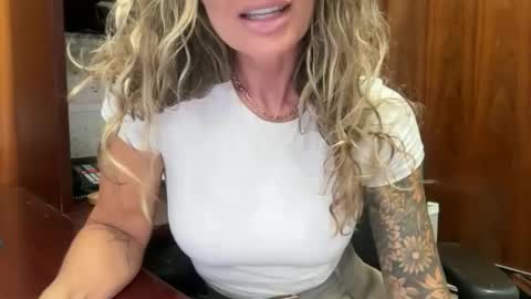 Snapshot of madame_andi chatting on 06/11/26, 11:52 madame_andi online show from 06/11/26, 11:52