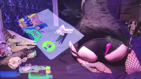 Snapshot of madame_lucifer chatting on 10/25/25, 09:39 Madame Lucifer online show from 10/25/25, 09:39