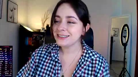 Snapshot of madelamee chatting on 02/18/26, 08:27 madelamee online show from 02/18/26, 08:27