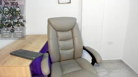 Snapshot of madeleine_w chatting on 08/01/26, 12:43 Madeleine online show from 08/01/26, 12:43