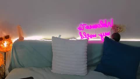 Snapshot of madis0n_crystal chatting on 12/16/25, 12:15 Madison online show from 12/16/25, 12:15