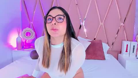 Snapshot of mady_james chatting on 11/12/25, 12:38 Mady James online show from 11/12/25, 12:38