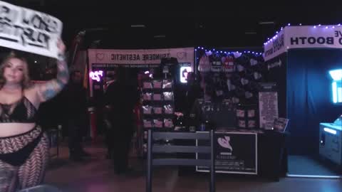 Snapshot of maevemads chatting on 10/19/25, 05:57 Meaves online show from 10/19/25, 05:57