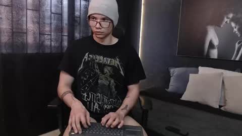 Snapshot of magic_boy01 chatting on 09/15/25, 09:26 Damian Rivers online show from 09/15/25, 09:26