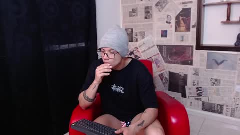 Snapshot of magic_boy01 chatting on 09/22/25, 01:35 Damian Rivers online show from 09/22/25, 01:35