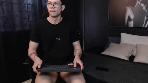 Snapshot of magic_boy01 chatting on 10/10/25, 09:03 Damian Rivers online show from 10/10/25, 09:03