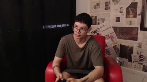 Snapshot of magic_boy01 chatting on 10/14/25, 07:47 Damian Rivers online show from 10/14/25, 07:47