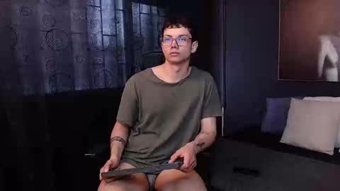 Snapshot of magic_boy01 chatting on 10/17/25, 08:33 Damian Rivers online show from 10/17/25, 08:33