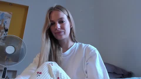 Snapshot of magic_couple13 chatting on 11/14/25, 09:41 Alice online show from 11/14/25, 09:41