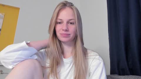 Snapshot of magic_couple13 chatting on 11/20/25, 01:00 Alice online show from 11/20/25, 01:00