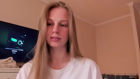 Snapshot of magic_couple13 chatting on 04/15/26, 12:34 Alice online show from 04/15/26, 12:34
