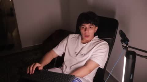 Snapshot of magic_tony chatting on 11/17/25, 04:18 Tony Hoffa online show from 11/17/25, 04:18