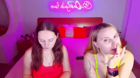 Lili and Bella online show from 02/05/25, 07:39