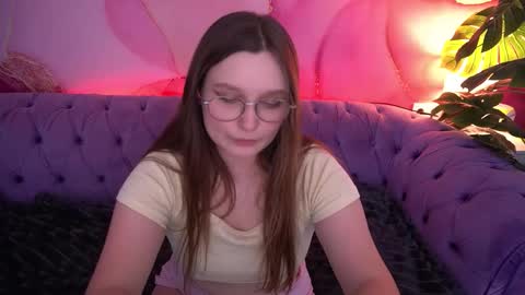 Snapshot of magicpeachhs chatting on 12/18/25, 03:07 Emily online show from 12/18/25, 03:07