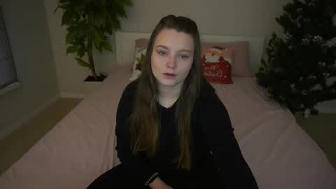 Snapshot of magicpeachhs chatting on 01/13/26, 07:02 Emily online show from 01/13/26, 07:02
