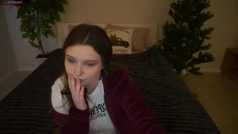 Snapshot of magicpeachhs chatting on 01/16/26, 01:37 Emily online show from 01/16/26, 01:37