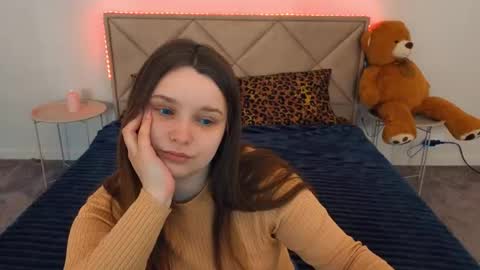 Snapshot of magicpeachhs chatting on 04/27/26, 05:38 Emily online show from 04/27/26, 05:38