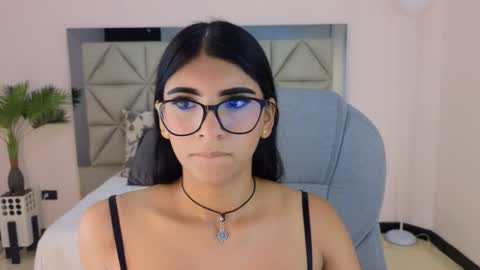 Maiaa Ruiz  online show from 11/18/25, 02:43