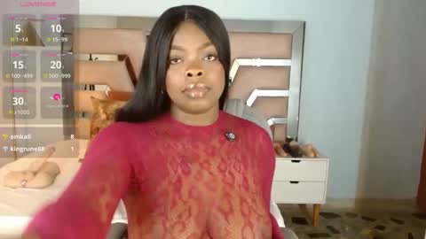 Snapshot of maiacharris_ chatting on 10/24/25, 07:10 Maia Charris online show from 10/24/25, 07:10