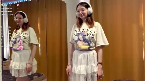 Snapshot of maidacompston chatting on 10/01/25, 09:37 Elina online show from 10/01/25, 09:37