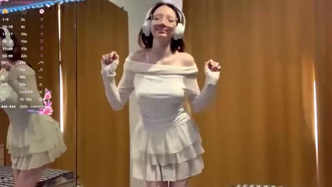 Snapshot of maidacompston chatting on 10/04/25, 08:34 Elina online show from 10/04/25, 08:34