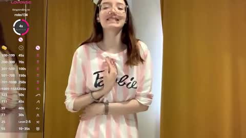 Snapshot of maidacompston chatting on 10/22/25, 08:03 Elina online show from 10/22/25, 08:03