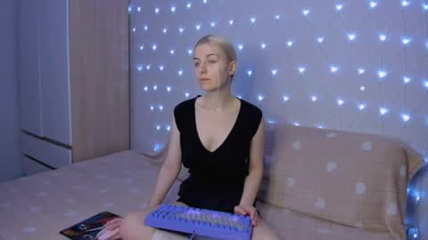 Snapshot of mailin_harrington chatting on 11/22/25, 04:06 Your kitty online show from 11/22/25, 04:06