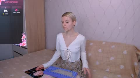 Snapshot of mailin_harrington chatting on 02/24/26, 02:42 Your kitty online show from 02/24/26, 02:42